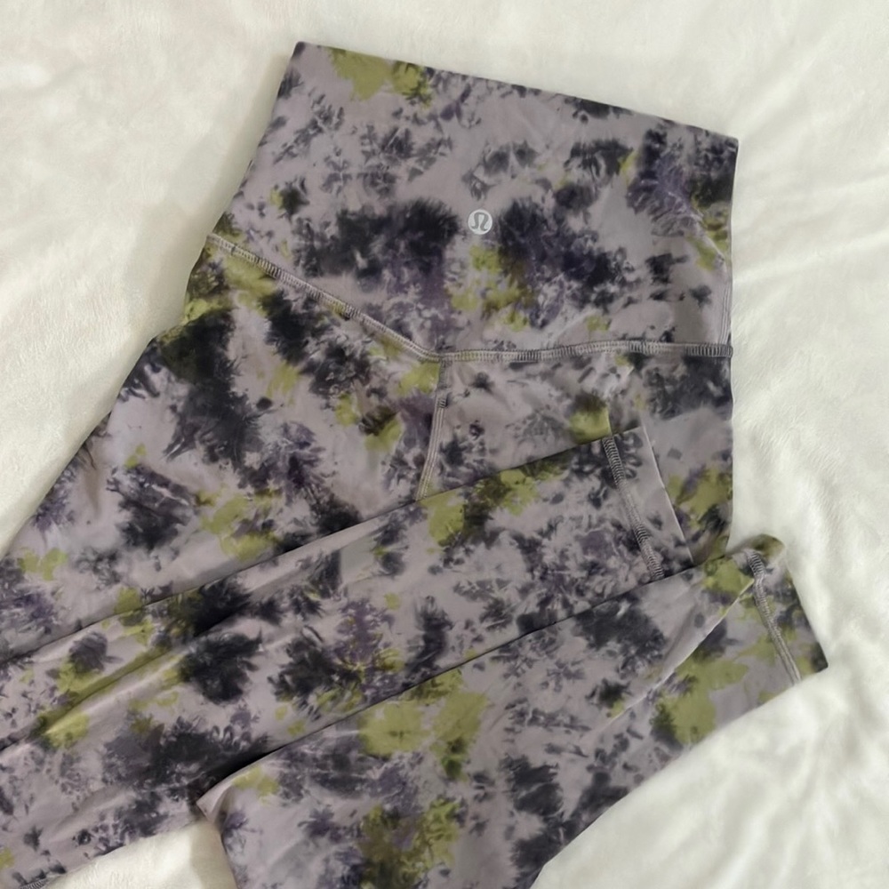 Size 2, lulu lemon leggings! Worn once. Tag still on inside. Great condition